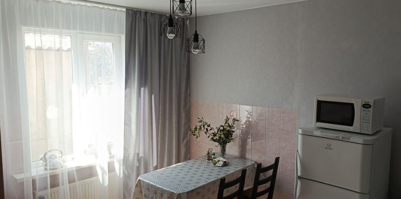 Кухонная зона со столом