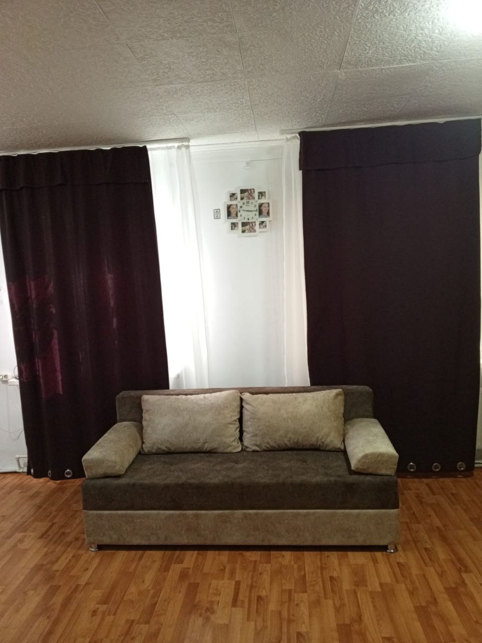 Диван и настенные часы