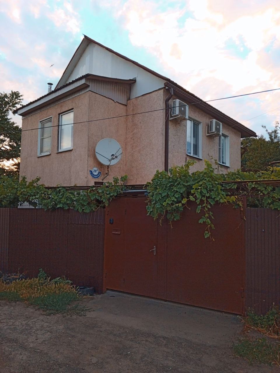 Фасад дома и ворота