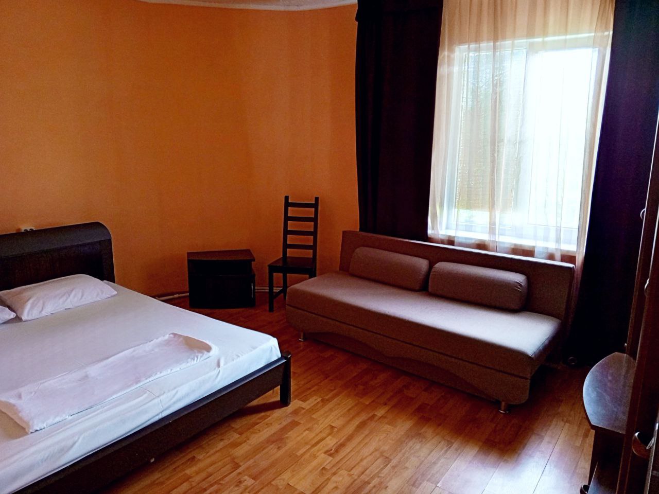 Спальня с оранжевой стеной