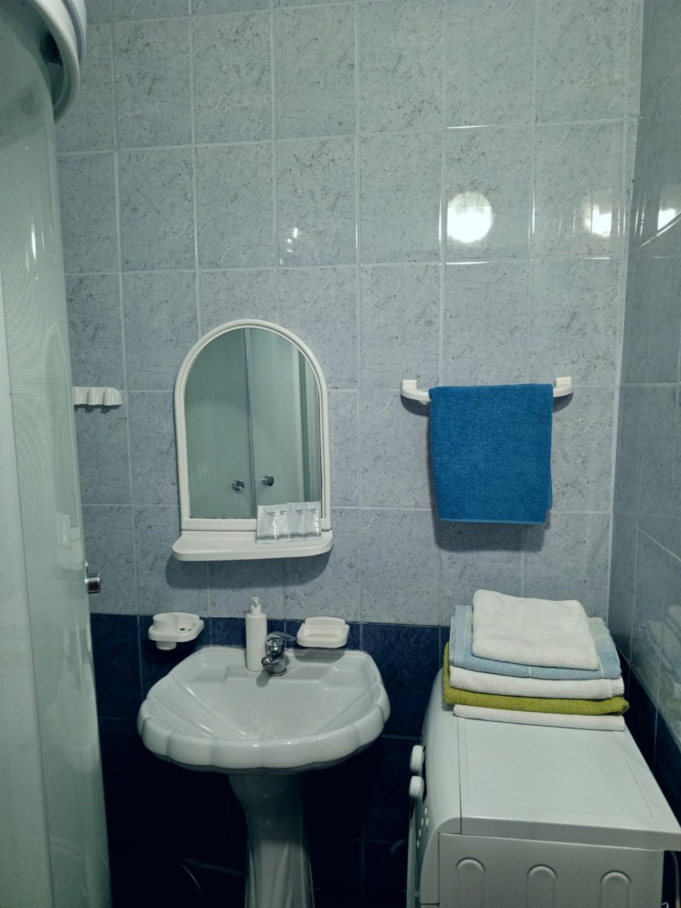 Раковина и зеркало